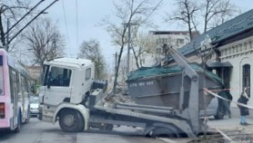 Trafic dat peste cap pe o stradă din Chișinău după ce o autospecială s-a prăbușit parțial sub asfalt